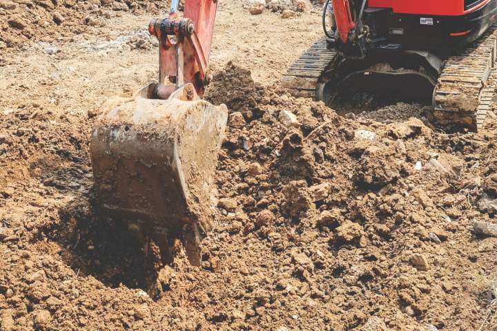 Préparez un sol stable pour des fondations solides.